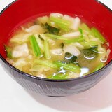 キャベツ・ほうれん草茎・わかめの味噌汁